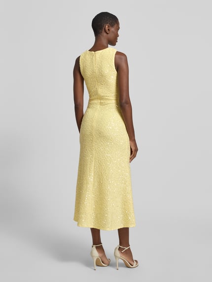Frauenmodel trägt Midikleid mit Pailletten von Little Mistress in Gelb, A-Linie, Strukturmuster, Rückenreißverschluss, Ganzkörperansicht Rückansicht. Rückenlänge bei Größe 36: 125 cm.