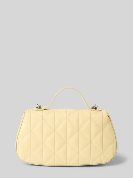 Produktfoto, Umhängetasche mit Logo-Applikation von CK Calvin Klein in gelber Quilted-Optik, Ketten-Optik Tragehenkel, 26x15x6 cm, 112 cm Schulterriemen.