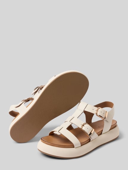 Produktfoto, Sandalen aus echtem Leder mit Plateau-Absatz von INUOVO in cremefarben, abgerundete Passform, offene Ferse, glatte Sohle, 3 cm hoher Plateau-Absatz, minimalistische Form und glatte Texturen.