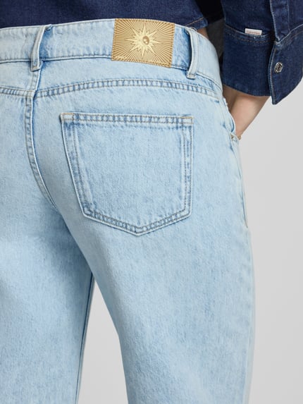 Vrouwenmodel draagt Wide Leg Jeans uit puur katoen model 'EZRA' van Only in denimlook met labelpatch, 5-pocketmodel, detailopname rug.
