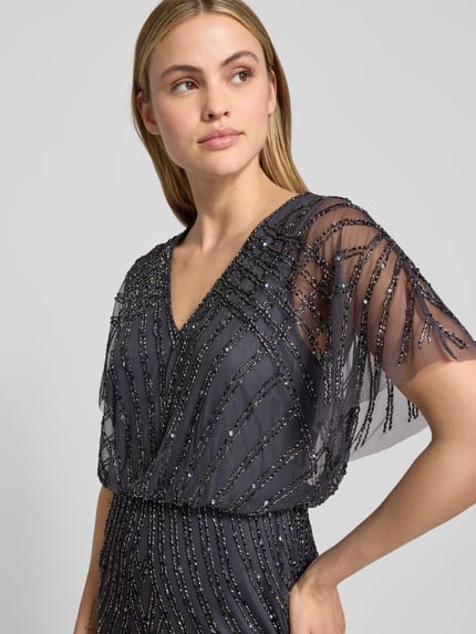 Frauenmodel trägt Abendkleid mit Perlenbesatz und V-Ausschnitt von Christian Berg Cocktail in Dunkelblau, Nahaufnahme Oberkörper, Gerader-Schnitt, Maxikleid, Rückenlänge 152 cm, Brustweite 48 cm, Ärmellänge 29 cm.