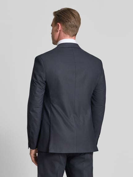 Männermodel trägt Regular Fit Sakko mit Schurwoll-Anteil Modell 'Totti' van CINQUE in donkerblauw elastische materiaalmix, klepzakken, Reverskraag, 2-knoopsluiting, Ruglengte maat 50 75 cm, Schouderbreedte 47 cm, Mouwlengte 68 cm, Ganzkörperansicht Rückansicht.