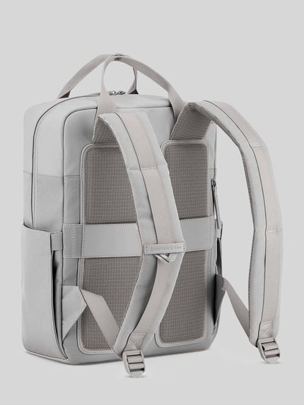 Productfoto, Rucksack met Label-Detail van Kapten & Son in lichtgrijs, materiaal-mix met ritsvakken, draaghengsel, schouderriemen, labeldetail