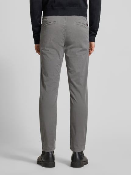 Męskimodel nosi Slim Fit Chinosy aus Baumwoll-Mix Model 'CHINO_SLIM' von BOSS, szary kolor, fakturowany wzór na całej powierzchni, naszywka z logo, wpuszczane kieszenie, mieszanka bawełny, całkowita tylna perspektywa.