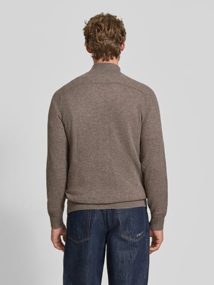 Mężczyzna nosi Regular Fit Troyer aus reinem Kaschmir von FTC Cashmere, brązowy, prążkowane wykończenia, Kołnierz zapinany, Długość tyłu 68 cm, Długość rękawów 67 cm, widok całej sylwetki z tyłu.