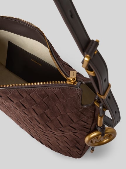 Produktfoto, Handtasche aus echtem Leder Modell 'NOLITA' von MICHAEL Michael Kors w brązie, teksturowana powierzchnia, główna przegroda na zamek, logo, szerokość w rozmiarze 1: 38 cm, długość 26 cm, głębokość 10 cm, długość paska na ramię 108 cm