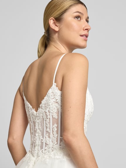 Kobiece modelka nosi ‘Abendkleid mit Spaghettiträgern und V-Ausschnitt’ od Mascara, koronka, biały, A-liniowy, ramiączka spaghetti, widok z tyłu, zbliżenie górnej części ciała, długość pleców w rozmiarze 36: 140 cm, szerokość w rozmiarze 36: 37 cm