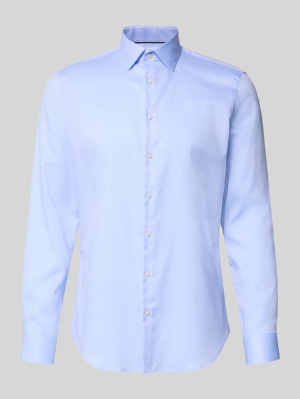 Produktfoto, Slim Fit Business-Hemd mit Strukturmuster und Kentkragen von Jake*s in Hellblau, reine Baumwolle, glatte Textur, lange Ärmel.