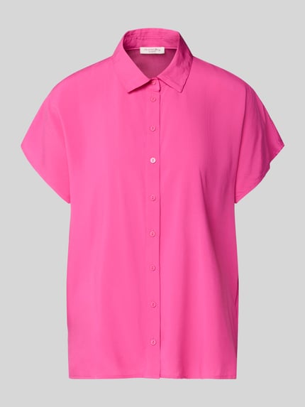 Produktfoto, Regular Fit Bluse aus Viskose von Christian Berg Woman, krój regular fit, wiskoza, kołnierzyk koszulowy, listwa guzikowa, kolor intensywny różowy, matowa struktura, długość tyłu 64 cm, długość rękawów 15 cm w rozmiarze 36