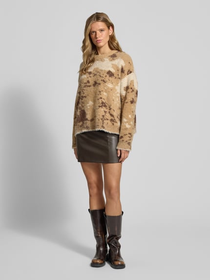 Frauenmodel trägt Regular Fit Mini-Rock in Leder-Optik Modell 'NIELLA' von ONLY, dunkelbraun, kombiniert mit beigen Tönen, Ganzkörperansicht von vorne, Damen Mini-Rock von ONLY.
