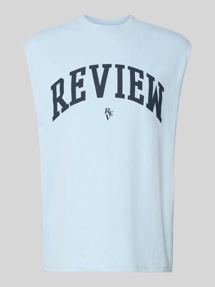 Productfoto, tanktop met logoprint van REVIEW in lichtblauw, puur katoen, recht model, ronde hals, ruglengte maat M 68 cm