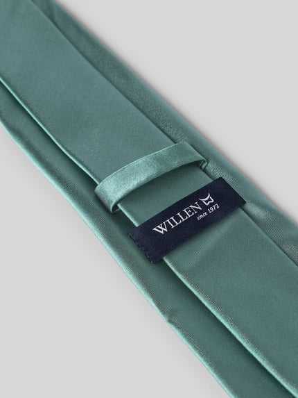 Produktfoto, Krawatte aus Seide (7,5 cm) von Willen, fijn gestructureerde groene zijde, klassiek model, labeldetail zichtbaar