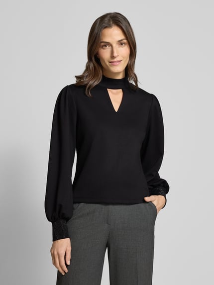 Vrouwenmodel draagt Sweatshirt mit Stehkragen und Cut Out van monari, zwart, regular fit, pofmouwen, viscosemix, detailopname bovenlichaam, voorkant.