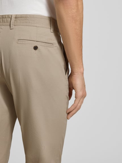 Männermodel trägt Stoffhose mit Gesäßtaschen von MCNEAL, Baumwoll-Elasthan-Mix, Gerader-Schnitt, Nahaufnahme Oberkörper von hinten.