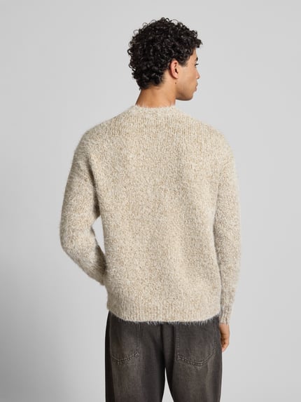 Männermodel draagt Regular Fit Strickpullover mit Alpaka-Anteil Modell 'NOAH' van Only & Sons, melange beige, lange mouwen, mock neck, geribde boorden, gebreide textuur, Ganzkörperansicht Rückansicht.