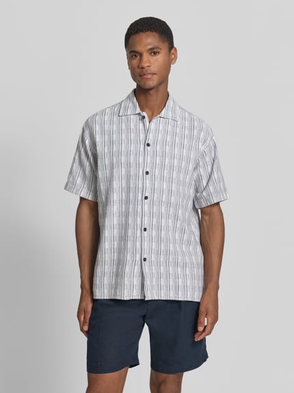 Männermodel trägt Regular Fit Freizeithemd mit Kentkragen von Jack & Jones Premium, Reine Baumwolle, Kopfleiste, 1/2-Arm, Ganzkörperansicht von vorne.