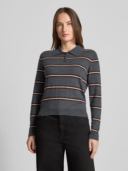 Frauenmodel trägt Strickpullover mit kurzer Knopfleiste von Mango, grau mit Streifen, Polokragen, Regular Fit, Nahaufnahme Oberkörper.