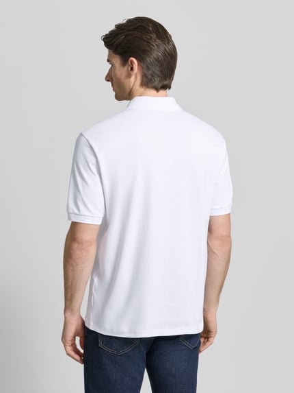 Männermodel trägt Regular Fit Poloshirt mit knoopsluiting van ARMANI EXCHANGE, mix van katoen en elastaan, labelprint, mouwboordjes, regular fit, ruglengte maat M 70 cm, heren poloshirt, kleur wit, gladde textuur, ganzlichaamsaanzicht achteraan.