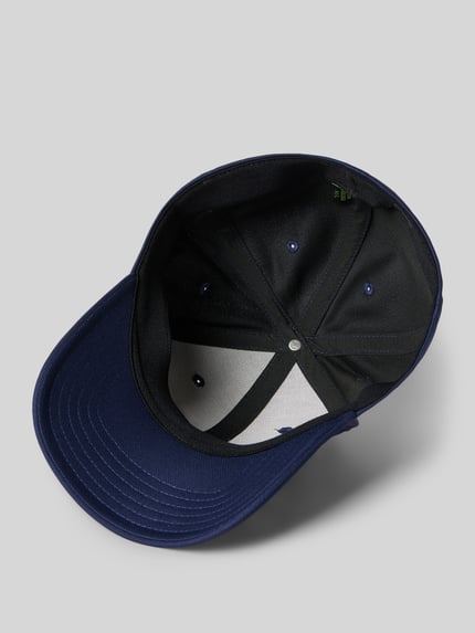 Produktfoto, Basecap mit Label-Stitching von Armour w kolorze granatowym, wzmocniony daszek, haftowane otwory, regulowane zapięcie, tekstura bawełny.