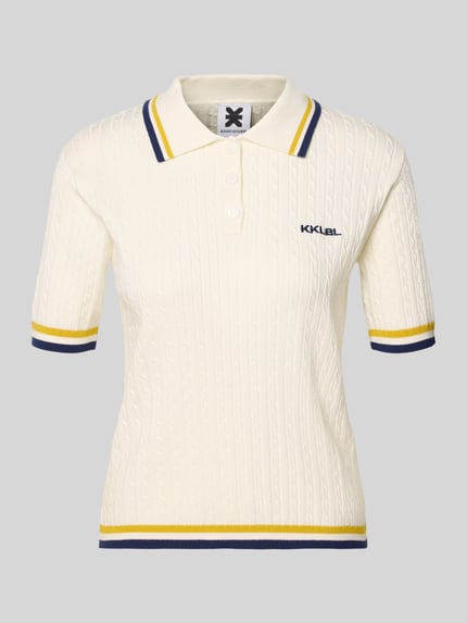 Produktfoto, Regular Fit Poloshirt mit Zopfmuster und Logo-Stitching von Karo Kauer, cremefarbener Viskose-Mix, Polokragen, kurze Knopfleiste, Akzentstreifen in Blau und Gelb an Kragen und Ärmeln, sichtbare Struktur, Rückenlänge 52 cm, Ärmellänge 23 cm, Größe S.