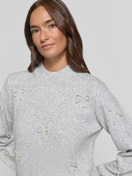 Frauenmodel trägt Strickpullover mit Stehkragen und Perlen von Apricot in Hellgrau, Applikationen, Regular Fit, Nahaufnahme Oberkörper.