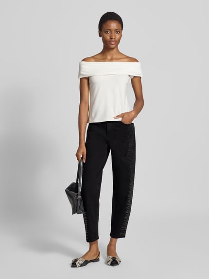 Frauenmodel trägt Jeans aus Baumwoll-Mix mit Strasssteinbesatz von Liu Jo White in Schwarz, lockere Passform, 5-Pocket-Design, Ganzkörperansicht von vorne.