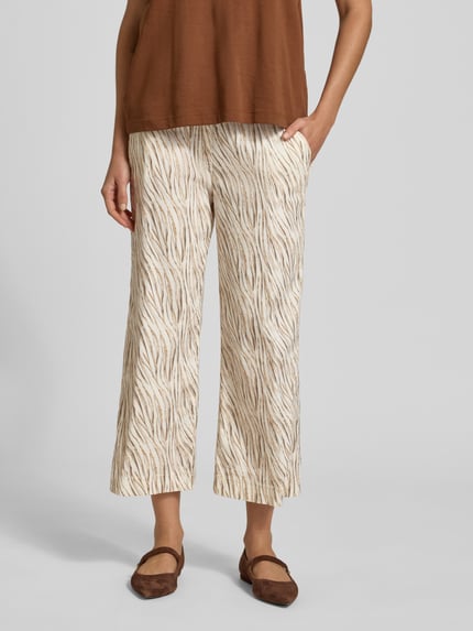 Frauenmodel trägt Slim Fit Culotte aus Leinen-Mix Modell 'PAM CULOTTE' von Raphaela By Brax, Optik:Allover-Muster, Cropped, seitliche Eingrifftaschen, Paspeltaschen, elastischer Bundabschluss, creme-braune Farben und weiche Textur, Ganzkörperansicht von vorne.