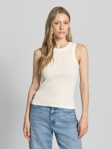 Frauenmodel trägt Slim Fit Tank Top aus Baumwoll-Mix Modell 'SMILE CAISA TANK TOP' von Vero Moda, Optik: Unifarben, Motiv-Stitching, Rundhals, Materialverarbeitung: Feinripp, Ganzkörperansicht von vorne