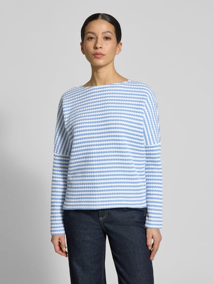 Frauenmodel trägt Relaxed Fit Pullover in Strick-Optik Modell 'Gresh' von Opus aus reiner Baumwolle, gestreift in Blau und Weiß, Rundhalsausschnitt, Ganzkörperansicht von vorne.