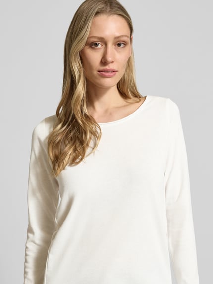 Vrouwenmodel draagt Longsleeve mit Rundhalsausschnitt van Smith and Soul in ivoor, rechte fit, katoenmix, Nahaufnahme bovenlichaam.