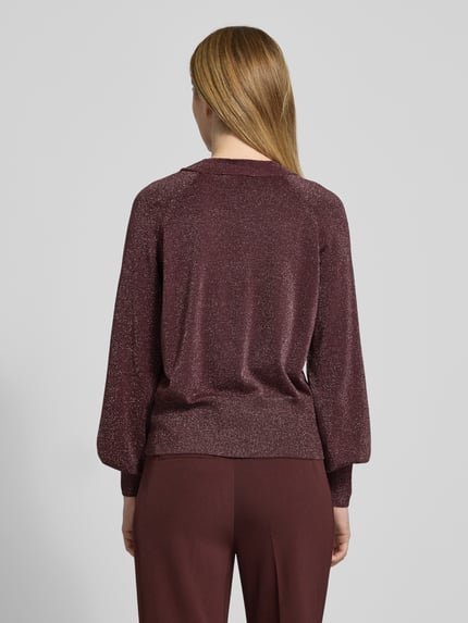 Frauenmodel trägt Strickpullover aus Viskose-Mix Modell 'MOBBE' von B.Young in Dunkelrot mit Glanzoptik, Ganzkörperansicht Rückansicht. Regular Fit, Stehkragen, Rückenlänge 57 cm, Ärmellänge 74 cm bei Größe S.