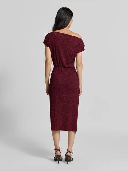 Frauenmodel trägt Cocktailkleid mit One-Shoulder-Träger von Rinascimento in Bordeaux mit Glitzer, tailliert, Midi, Material-Mix, Ganzkörperansicht Rückansicht.