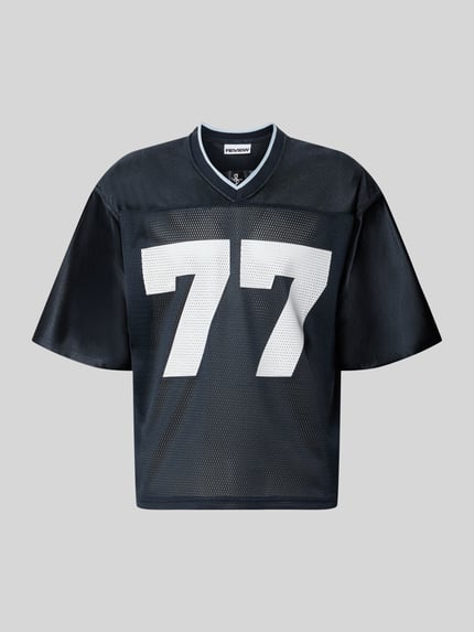 Produktfoto, t-shirt in semi-transparante look van REVIEW voor heren met los model, v-hals, halflange mouwen, ruglengte maat M 67 cm