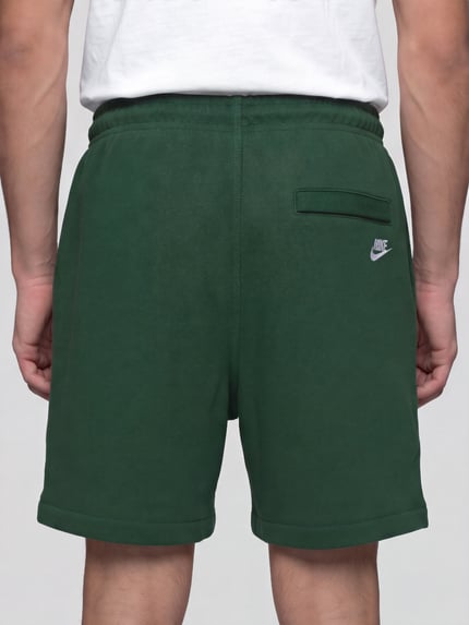 Mężczyzna nosi Regular Fit Sweatshorts aus Baumwoll-Mix od Nike, zielony kolor, gładka tekstura, zdjęcie całej sylwetki od tyłu. Herren Sweatshorts von Nike
