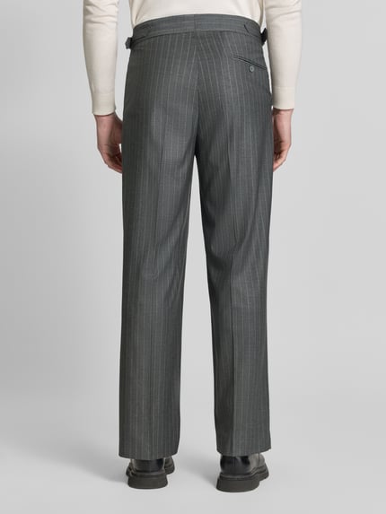 Männermodel trägt Baggy Fit Bundfaltenhose mit Gesäßtasche von RETERNITY, grau mit feinen Streifen, feste Textur, Ganzkörperansicht Rückansicht