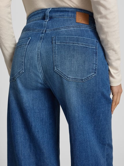 Frauenmodel trägt 6/8-Jeans mit aufgesetzten Eingrifftaschen Modell 'MIRU' von Raffaello Rossi, ausgestellter Schnitt, Baumwoll-Mix, Nahaufnahme Rückansicht.