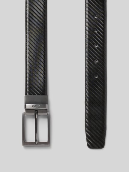 Produktfoto, Gürtel mit Dornschließe von JOOP! Collection aus schwarzem, beschichtetem Leder mit Label-Detail, strukturierte Oberfläche, klassische Passform, 3 cm Breite