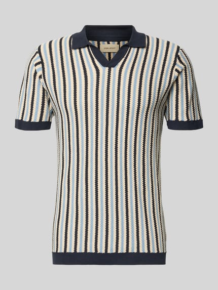 Produktfoto, Regular Fit Poloshirt in Strick-Optik Modell 'Carly' von Blend, Herren Poloshirt aus reiner Baumwolle, kurzärmelig, Polokragen, Rückenlänge bei Größe M 72 cm, gestreiftes Design in Blau, Beige und Weiß.