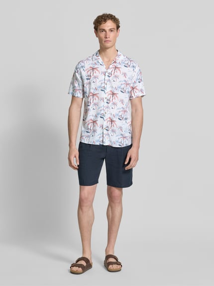 Männermodel trägt Regular Fit Freizeithemd aus Viskose-Leinen-Mix von Tom Tailor, Optik:Allover-Muster, Ganzkörperansicht von vorne.