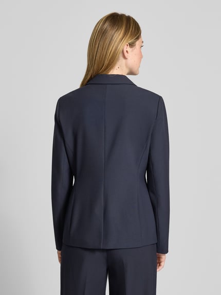 Frauenmodel trägt Regular Fit Blazer mit Viskose-Anteil von s.Oliver BLACK LABEL, Optik: Unifarben, Ganzkörperansicht Rückansicht.