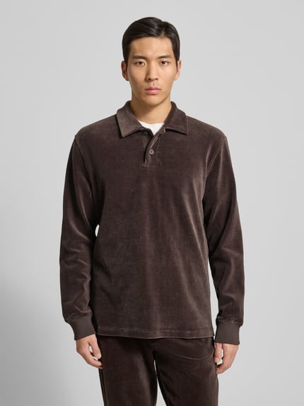 Mannelijk model draagt sweatshirt met polokraag van MCNEAL in bruin katoenmix met stretch, regular fit, knoopsluiting, ribboorden, voorkant geheel zichtbaar, Ganzkörperansicht von vorne. Ruglengte maat M: 68 cm, mouwlengte: 68 cm.