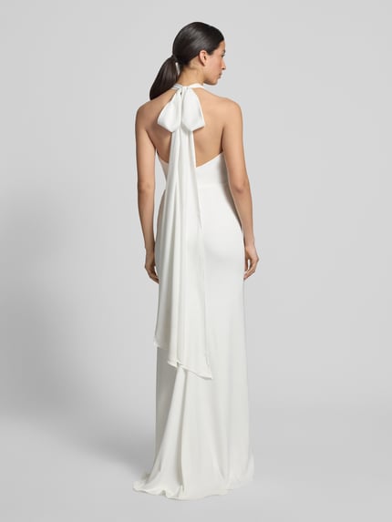 Kobieta modelka nosi długa sukienka 'Maxikleid mit Perlen und V-Ausschnitt' od Luxuar z szyfonu, taliowany krój, dekolt w serek, drapowania, perły, długość tyłu w rozmiarze 36: 127 cm, szerokość w rozmiarze 36: 40 cm, całość w kolorze białym, gładka tekstura, widok całej sylwetki od tyłu.