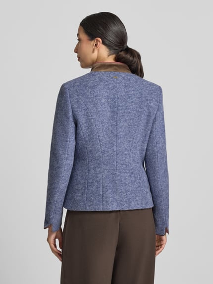 Frauenmodel trägt Slim Fit Blazer aus Lanawoll-Mix von White Label in Hellblau mit Stehkragen, Rückansicht, Ganzkörperansicht von hinten. Kontext: Damen Blazer, Lanawoll-Mix, Slim Fit, Stehkragen, Brusttasche, Pattentaschen, Knopfleiste, Länge 56 cm, Brustweite 46 cm, Ärmellänge 62 cm.