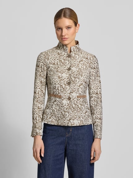 Frauenmodel trägt Slim Fit Blazer im Allover-Look mit Stehkragen von WHITE LABEL, Material-Mix mit Baumwoll-Anteil, Knopfleiste, creme-braunes Muster, Struktur, Rückenlänge 62 cm, Brustweite 46 cm, Ärmellänge 63 cm, Ganzkörperansicht von vorne.