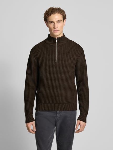 Männermodel draagt Regular Fit Troyer in wafelstructuur model 'TOM' van SELECTED HOMME, donkerbruin, katoen, voorkant, ganzichaamsaanzicht.