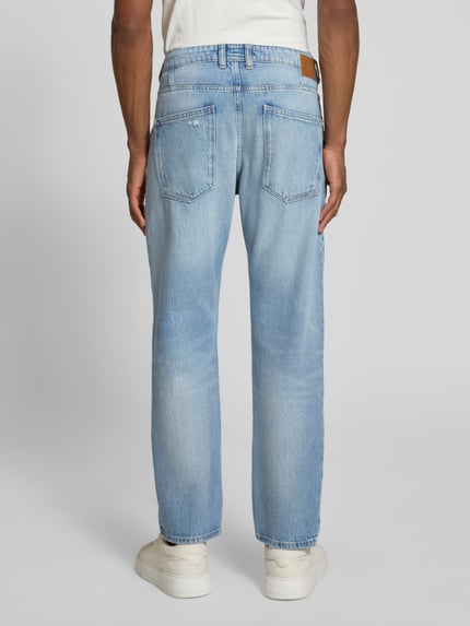 Männermodel trägt Jeans im Destroyed-Look Modell 'HIGHT' von Drykorn aus Reine Baumwolle Regular-Fit, Bundweite 47 cm, Innenbeinlänge 72 cm, Ganzkörperansicht Rückansicht.