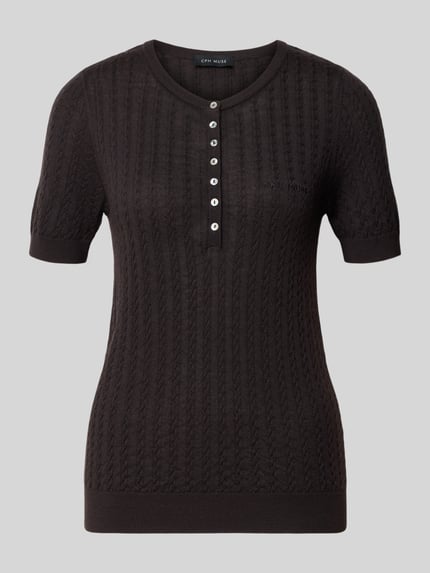 Produktfoto, Wollpullover aus reiner Wolle Modell 'MEADIE' von Cph Muse, strick-Optik mit Zopfmuster, rundhalsausschnitt z listwą guzikową, dopasowany krój, krótki rękaw z bufkami, długość tyłu 51 cm, długość rękawa 25 cm, kolor ciemnobrązowy