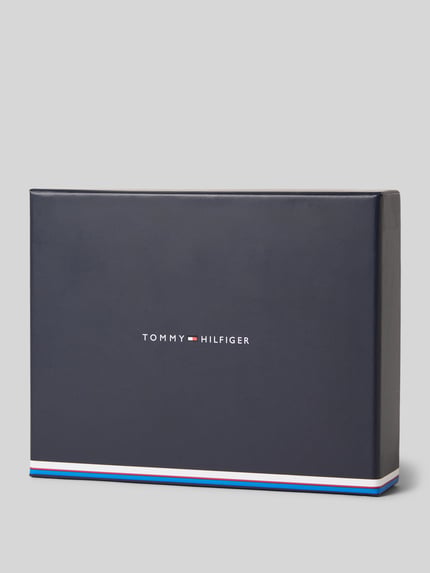 Produktfoto, Portemonnaie aus echtem Rindsleder von Tommy Hilfiger, Unifarben, Label-Print, Kontrastnähte, Nappleder, Zubehörbox.