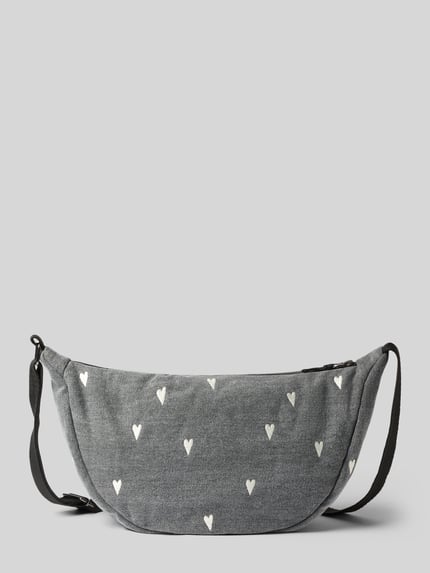 Produktfoto, Fanny Pack aus reiner Baumwolle in Denim-Optik von Studio Noos, Główna przegroda z zamkiem błyskawicznym, regulowany pasek na ramię, tkanina stylizowana na denim z wyhaftowanym motywem na całej powierzchni, detal z logo, szerokość w rozmiarze 1: 40 cm, długość w rozmiarze 1: 21 cm, głębokość w rozmiarze 1: 11 cm, długość paska na ramię w rozmiarze 1: 118 cm.