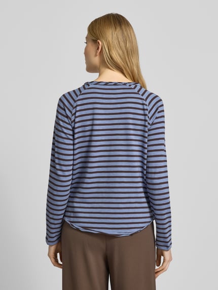 Vrouwenmodel draagt Sweatshirt met geribde ronde hals van Smith and Soul, blauw-bruine strepen, puur katoen, los model, Ganzkörperaanzicht achterkant.